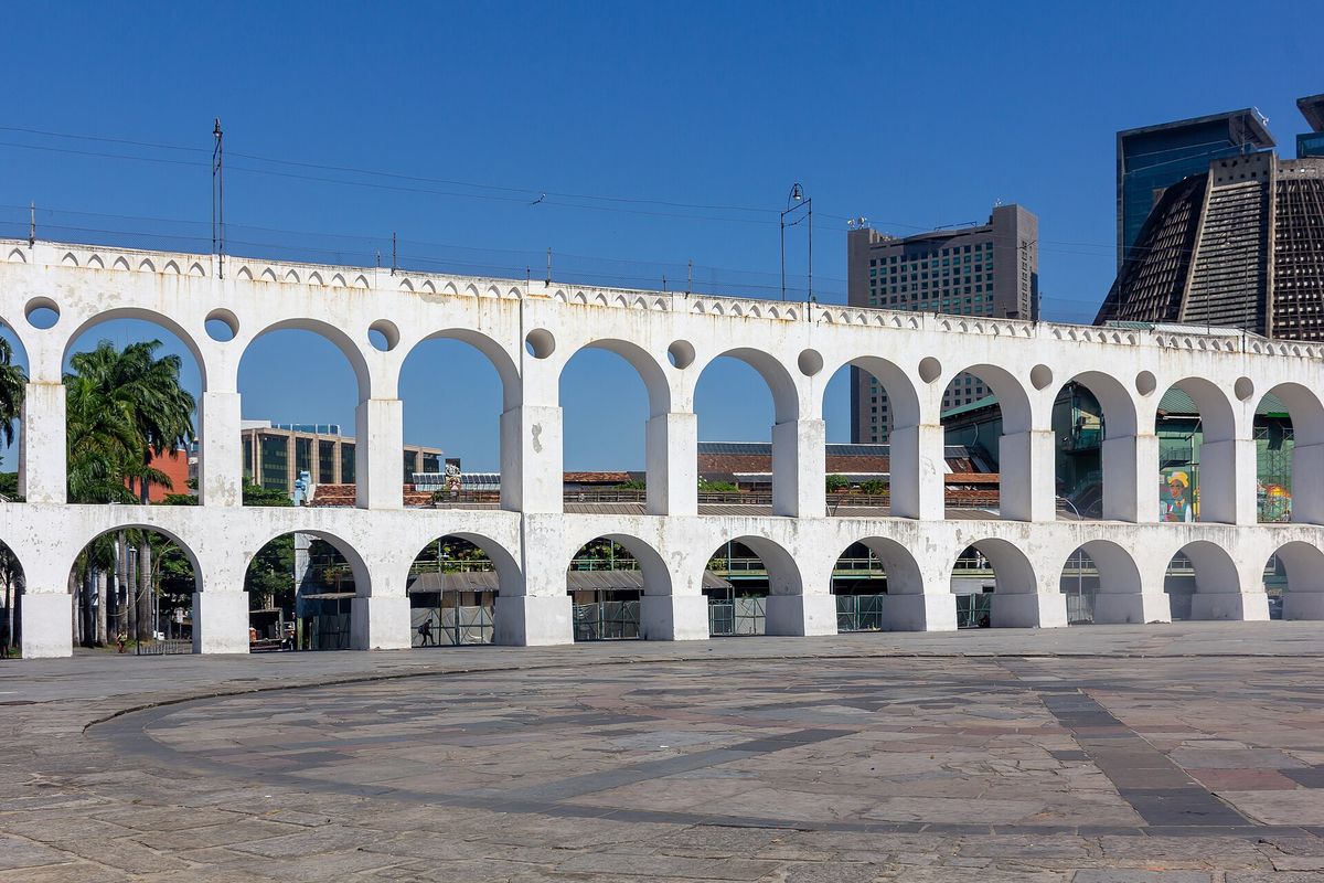 Os Arcos da Lapa, brancos, sob céu azul