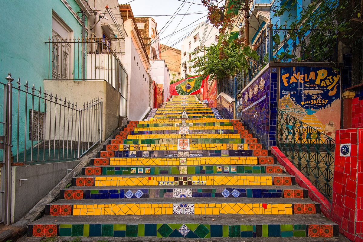 Escadaria Selarón, com os degraus de azulejos coloridos entre casas da Lapa