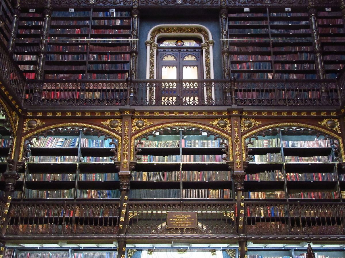 Interior do Real Gabinete Português de Leitura, com estantes de madeira cheias de livros