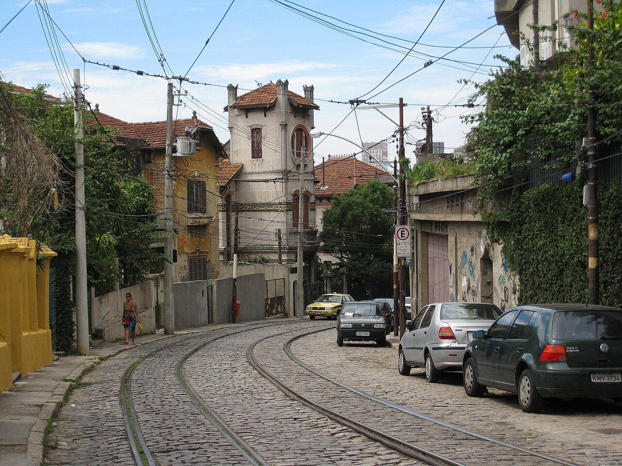 Rua de Santa Teresa com os trilhos do bondinho e casarões antigos