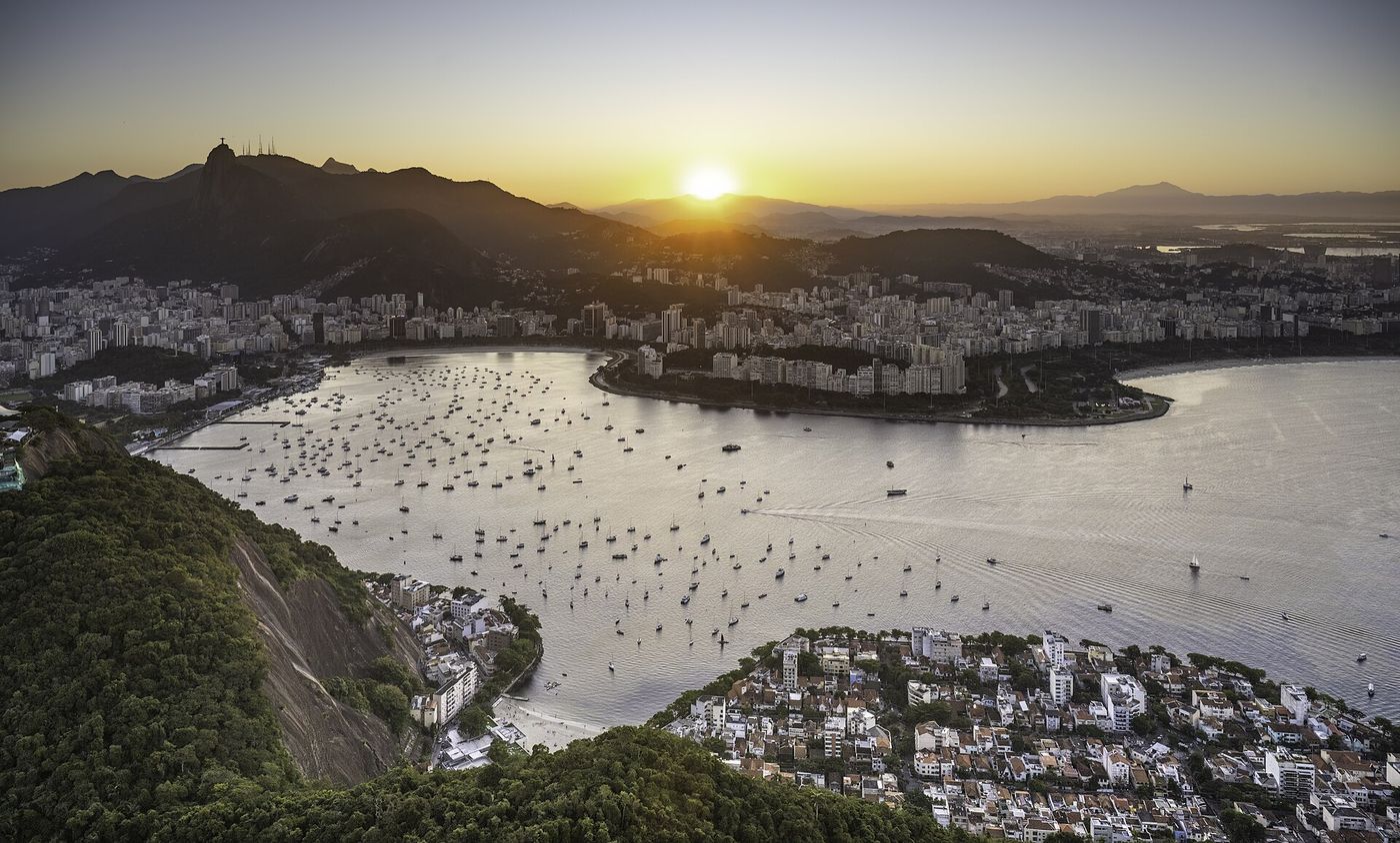 Vista do Rio de Janeiro a partir do Pão de Açúcar, com a Baía de Guanabara e o Cristo ao fundo